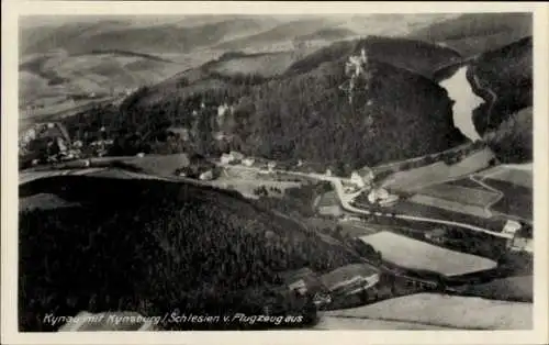 Ak Zagórze Śląskie Kynau Schlesien, Kynsburg, Luftaufnahme von Kynau, Kynsburg, Flugzeugansicht, 
