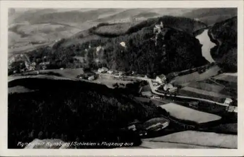 Ak Zagórze Śląskie Kynau Schlesien, Kynsburg, Luftaufnahme von Kynau und Kynsburg, Flugzeugansich