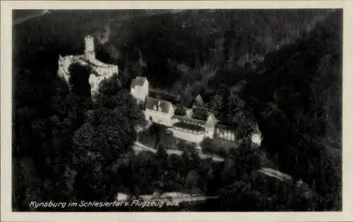Ak Zagórze Śląskie Kynau Schlesien, Kynsburg, Luftaufnahme der Kynsburg, Wald umschließt Burg und