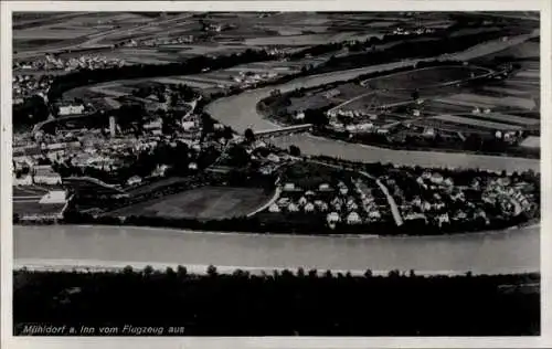 Ak Mühldorf am Inn Oberbayern, Luftaufnahme von  Fluss, Landschaft, Stadtansicht