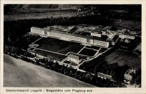 Ak Legnica Liegnitz Schlesien, Standortlazarett  Luftaufnahme, weite Flächen, umliegende Natur