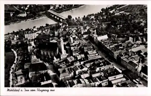 Ak Mühldorf am Inn Oberbayern, Luftaufnahme von Mühldorf, Fluss, Stadtansicht,  Architektur
