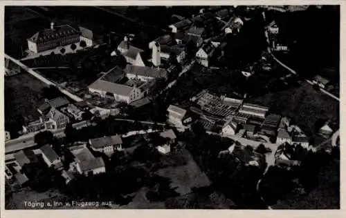 Ak Töging am Inn Oberbayern, Luftaufnahme von Töging, Gebäude, Straßen, Landschaft