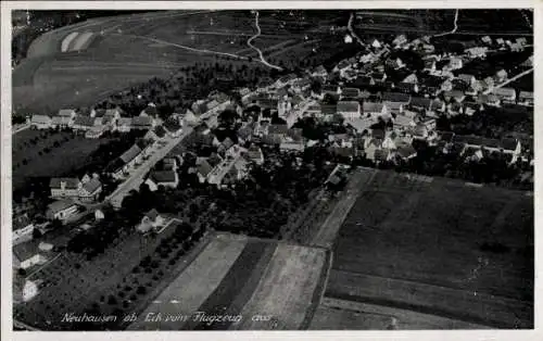 Ak Neuhausen ob Eck Baden Württemberg, Luftaufnahme von  Häuser, Felder, Flugzeugperspektive
