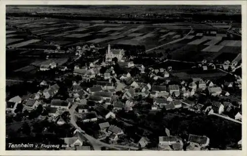 Ak Tannheim Villingen Schwenningen im Schwarzwald Baden, Luftaufnahme von  Kirche, Felder, Wohnhä
