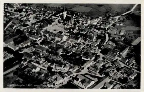 Ak Frontenhausen in Niederbayern, Luftaufnahme von  strukturierte Stadtansicht, Kirchen, Felder