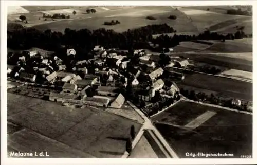 Ak Melaune in der Lausitz, Luftaufnahme von Melaune, viele Häuser, grüne Felder, Wald