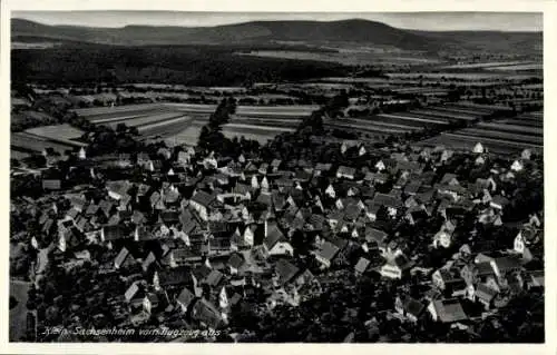 Ak Kleinsachsenheim Sachsenheim in Württemberg, Luftaufnahme von  viele Dächer, hügelige Landscha