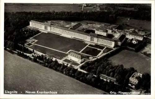 Ak Legnica Liegnitz Schlesien, Aus der Luftaufnahme, Neues Krankenhaus, große Gebäudeanlage, frei