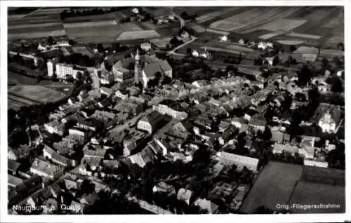 Ak Nowogrodziec Naumburg am Queis Niederschlesien, Luftaufnahme von Naumburg, Häuser, Felder, Kir