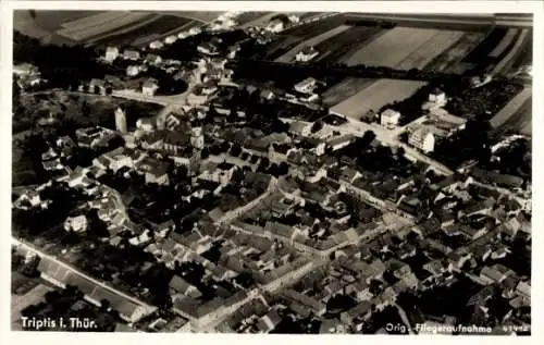 Ak Triptis in Thüringen, Luftaufnahme von Triptis,  Architektur, Felder im Hintergrund