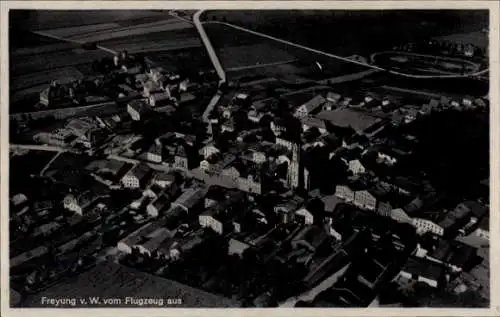 Ak Freyung im Bayerischen Wald, Luftaufnahme von  Gebäude, Felder, schwarz-weiß