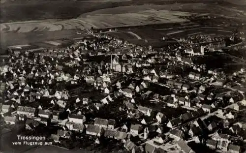 Ak Trossingen auf der Baar, Luftaufnahme von  Wohngebäude, Landschaft, Waldbereiche