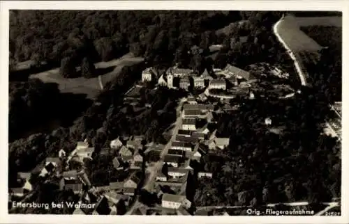 Ak Ettersburg in Thüringen, Luftaufnahme von Ettersburg, Schloss, Häuser, Wald