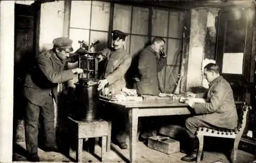 Foto Ak Nachrichtenstube, Apparat, Infanterie-Regiment 51, Deutsche Soldaten