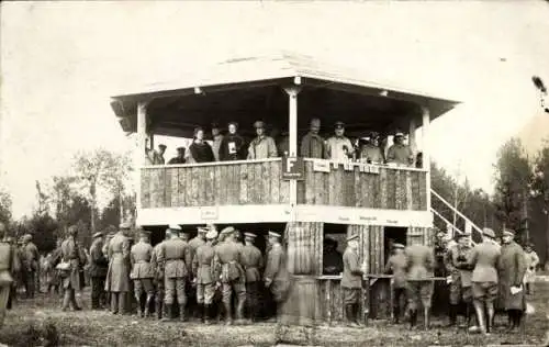Foto Ak Pferderennen im Feld, Feld-Artillerie Batr. 852, Wettbüro mit Aussichtsplattform, 1. WK