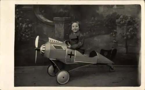Foto Ak Junge im Militärflugzeug, Miniatur, Porträt