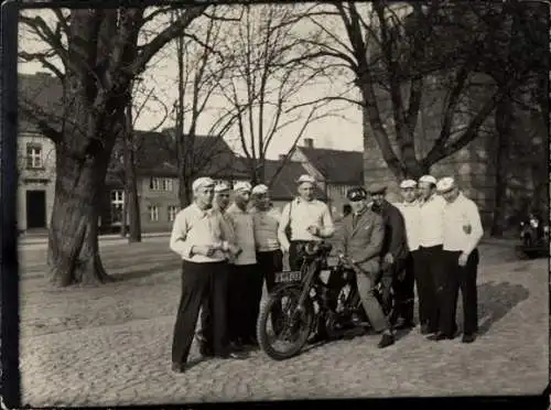 Foto Männergruppe, Motorrad, Kennzeichen IA-28453