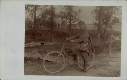 Foto Ak Fahrrad-Melder mit Kartentasche, Mann in Uniform