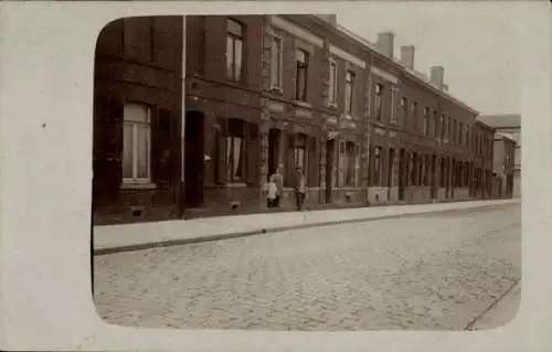 Foto Ak Lens Pas de Calais, Straße, Gebäude