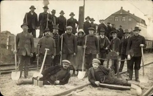 Foto Ak Umbau Arenburger Bahnhof, Gruppenbild der Bauarbeiter, Spaten