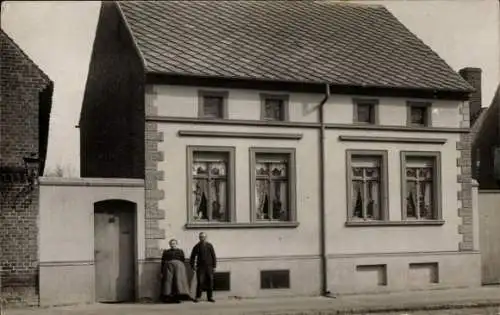 Foto Ak Quellendorf in Anhalt, Wohnhaus, Ehepaar