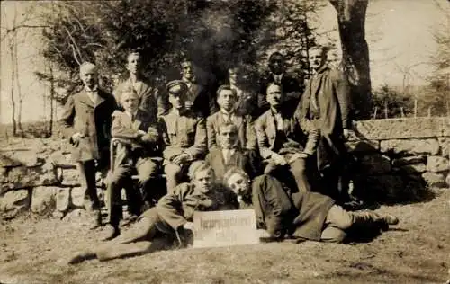 Foto Ak Polanica Zdrój Bad Altheide Schlesien, Versorgungslazarett, Männer-Gruppenfoto, Soldat