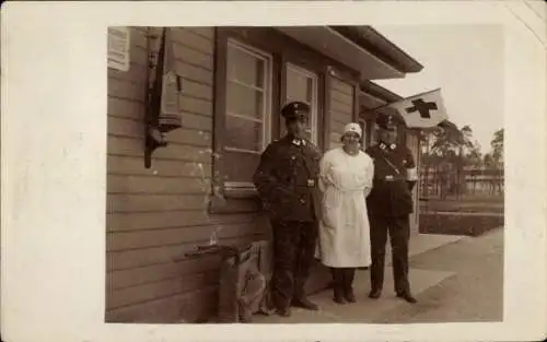 Foto Ak Offenburg in Baden Schwarzwald, Sanitätsstelle, Deutsche Soldaten in Uniformen