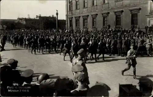 Foto Ak Berlin, Stahlhelmtag 1927, Soldaten in Uniformen