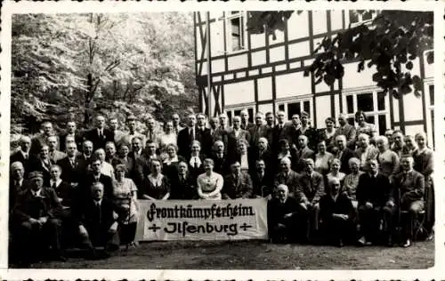 Foto Ak Ilsenburg im Harz, Frontkämpferheim, Gruppenfoto