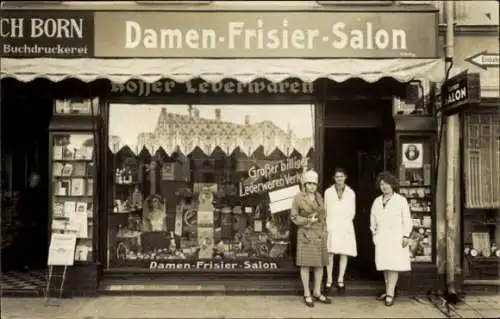 Foto Ak Damen-Frisier-Salon, Drei Frauen, Lederwaren-Geschäft