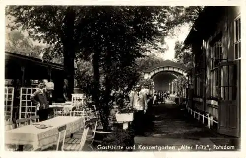 Ak Potsdam in Brandenburg, Gaststätte und Konzertgarten Alter Fritz, Kellner