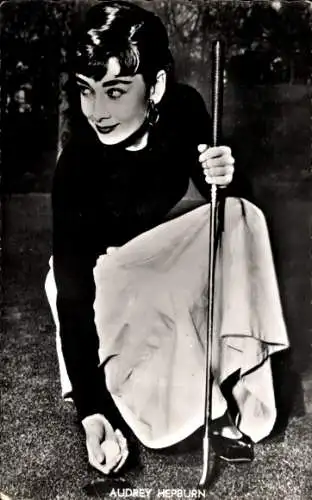Ak Schauspielerin Audrey Hepburn, beim Minigolf