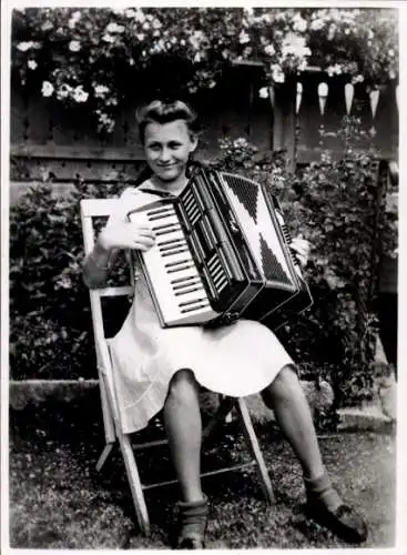 Foto Ak Mädchen spielt Akkordeon, Porträt