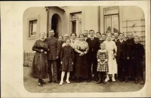 Foto Ak Menschengruppe vor einem Haus, Gruppenfoto