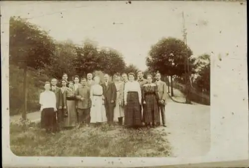 Foto Ak Menschengruppe, Allee, Straße