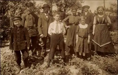 Foto Ak Menschengruppe, Kinder, Männer in Uniformen