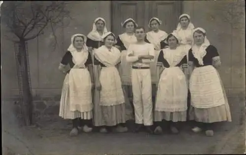 Foto Ak Frauen in Volkstrachten, Gruppenfoto, Mann