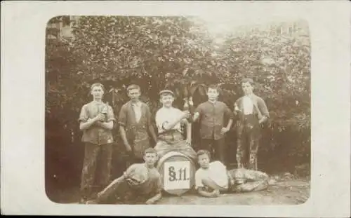 Foto Ak Gruppenbild der jungen Männer, Fass, Bier