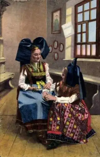 CPA Alsacienne, femme alsacienne en costume traditionnel, Un brin de causette