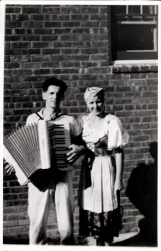 Ak Mann mit Akkordeon, Frau in Tracht