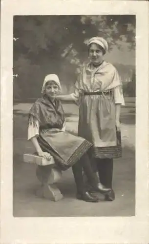 Foto Ak Zwei Frauen in Tracht, Portrait