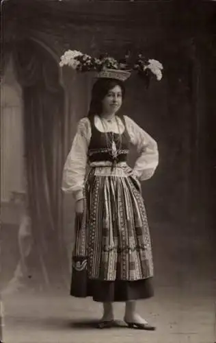 Ak Frau in Tracht, Portrait