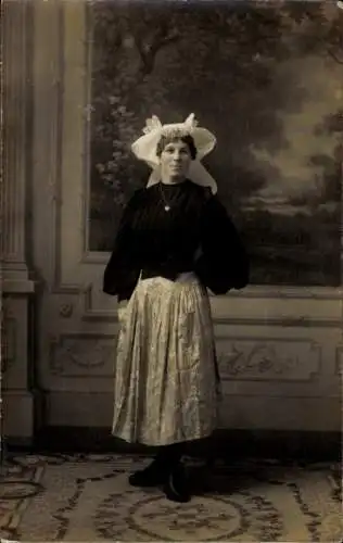 Ak Frau in französischer Tracht, Portrait