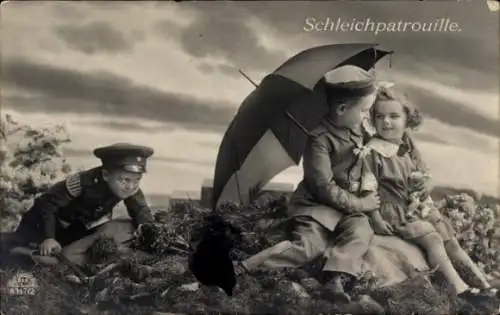 Ak Metzingen in Württemberg, Zwei Kinder in Soldatenuniform, dahinter ein Kind mit Regenschirm
