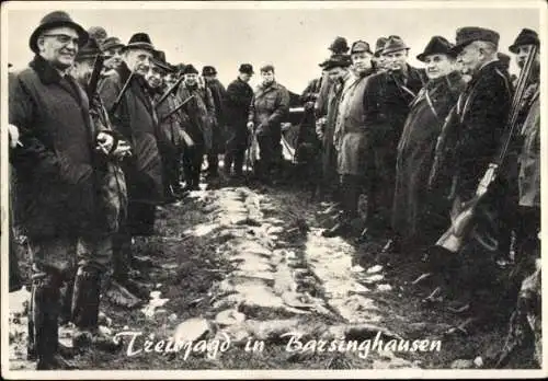 Ak Barsinghausen am Deister, Männer in Jagdkluft stehen auf einem Feld.