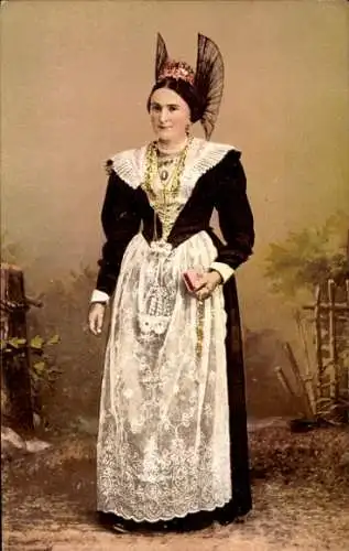 Ak Appenzell Stadt Kanton Innerrhoden, Eine junge Frau in Appenzeller Tracht steht vor einem H...