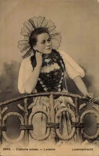 Ak Luzern Stadt Schweiz, Musegg, Eine junge Frau in Luzerner Tracht steht an einem Geländer.