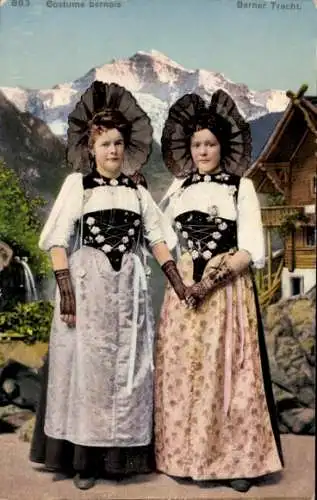 Ak Berner Oberland Kanton Bern Schweiz, Zwei Frauen in Berner Tracht vor einem Haus in den Ber...