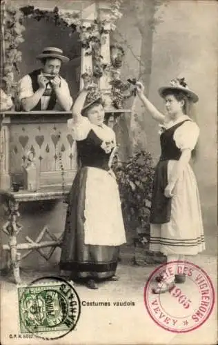 Ak Vevey Kanton Waadt, Mann mit Hut und Schnurrbart auf einem Podest, zwei Frauen in Tracht ta...